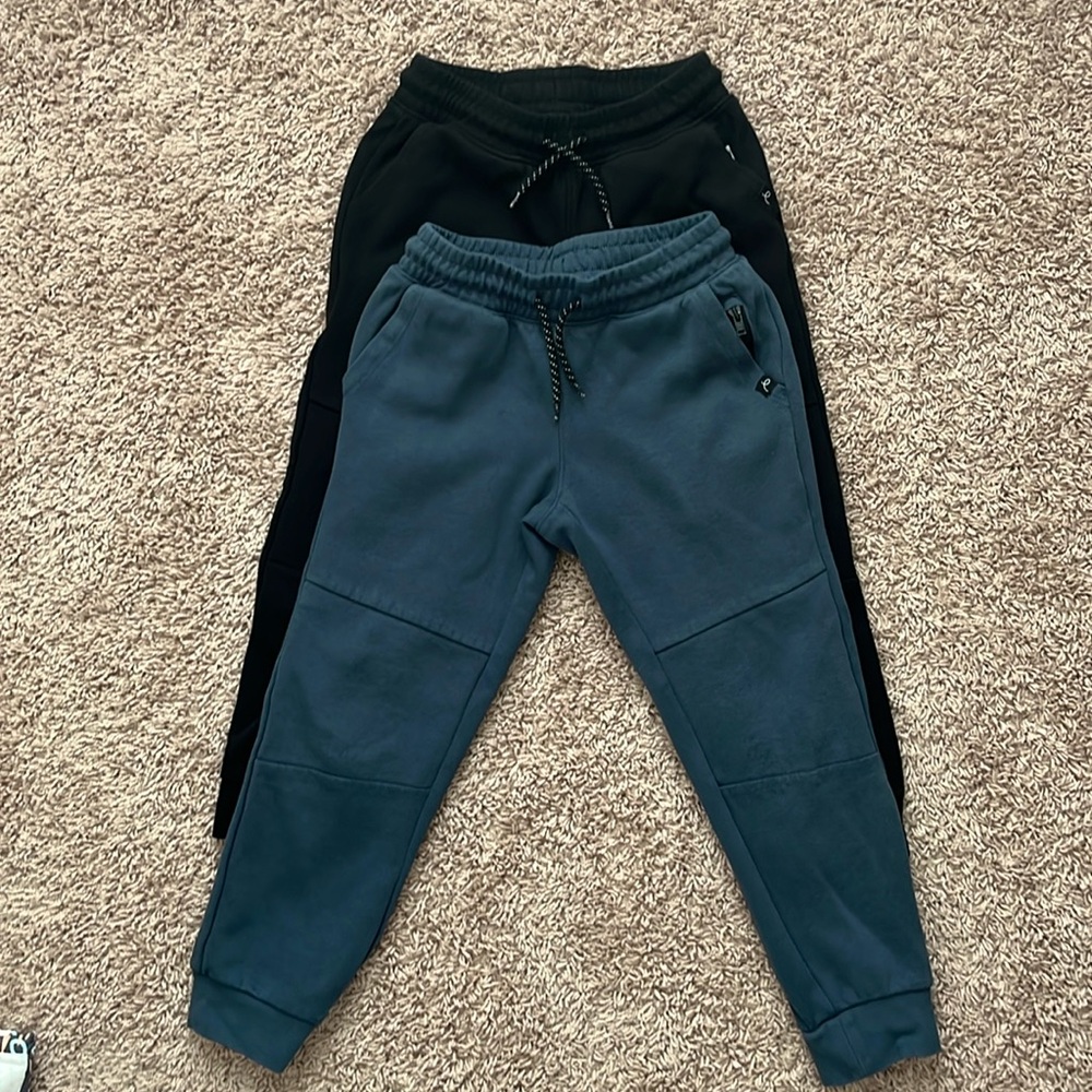 Gently worn- 2 PACK- boys Art class size small (6/7) joggers!